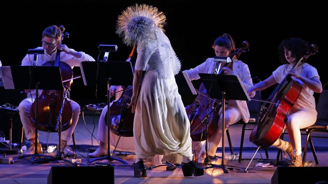 Konsep virtual reality yang diterapkan Bjork dalam video musiknya bisa ditiru oleh musisi Indonesia sebagai bentuk promosi pariwisata yang kekinian.