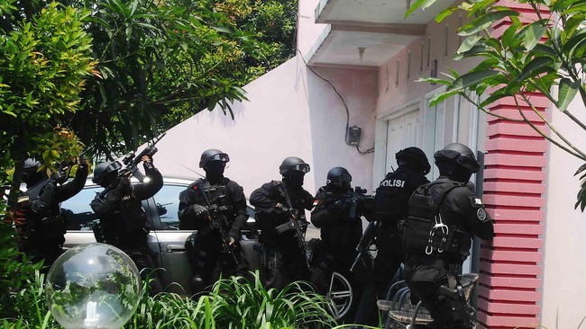 Operasi penangkapan 8 orang kali ini merupakan pengembangan dari penangkapan 12 tersangka teroris dari jaringan Jamaah Islamiyah (JI) di Jawa Timur pekan lalu.