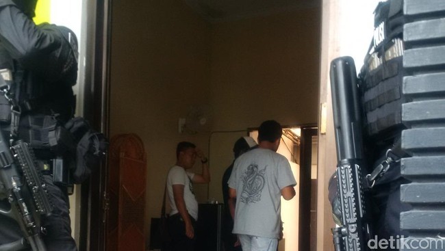 Rumah penyidik KPK Kompol Apip Julian Miftah di Bekasi Selatan diteror benda serupa bom. Polri mengirim tim ke sana untuk menyelidiki dan melakukan penjagaan.