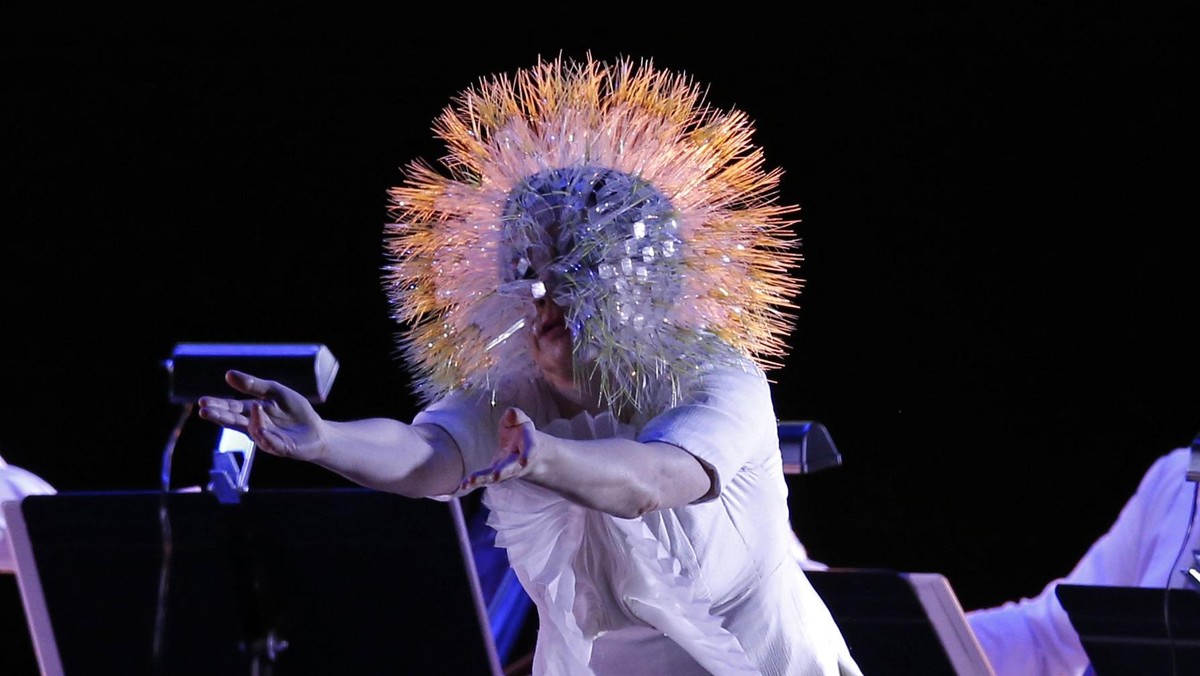 Bergaya Landak, Bjork Taklukkan New York