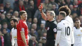Pemberi Kartu Merah Gerrard Pimpin Liverpool vs MU