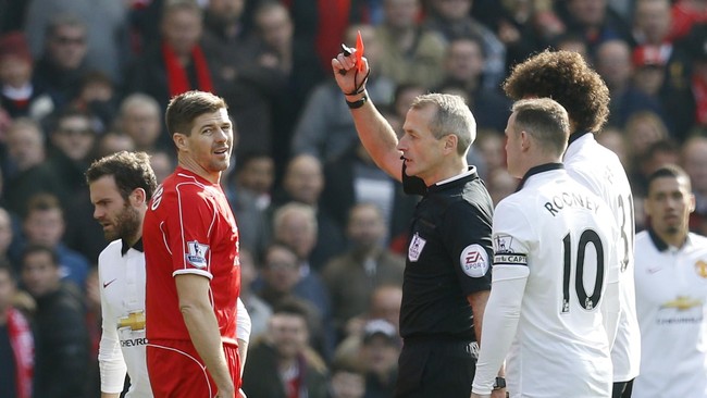 Liverpool akan menjamu Manchester United pada Liga Primer di Anfield, Sabtu (14/10). Laga akan dipimpin wasit yang pernah memberi Steven Gerrard kartu merah.