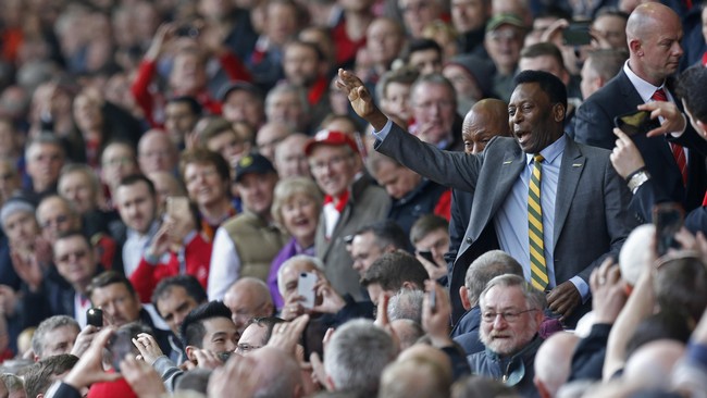 Legenda Sepak Bola Dunia asal Brasil, Pele, menyaksikan pertandingan Liverpool kontra Manchester United dari dekat. Tim mana yang ia dukung?