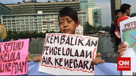 Sisi Mudarat Swastanisasi Air Bagi Warga Jakarta