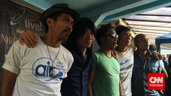 Baik Bunda Iffet maupun personel Slank lainnya enggan memberikan komentar panjang soal permintaan maaf dan perdamaian dengan Haji Lulung.  