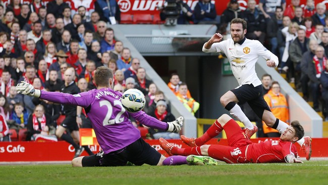 Pertandingan babak pertama berjalan imbang. MU menguasai jalannya laga di awal pertandingan, sedangkan Liverpool mulai bangkit di paruh kedua babak pertama.