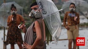 Fashion Show di Tengah Sawah yang Tercemar Limbah Tekstil