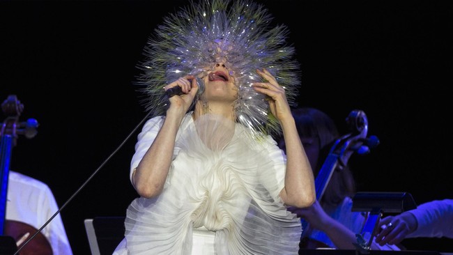Bergaya Landak, Bjork Taklukkan New York