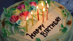 Tiup Lilin Kue Ulang Tahun Disebut Picu Timbulnya Penyakit