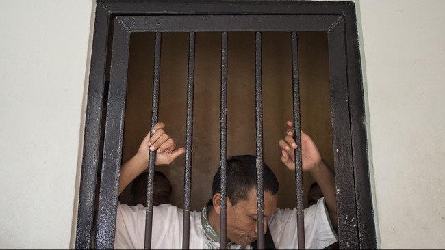 Raden Nuh mengajukan eksepsi karena tim kuasa hukumnya menilai banyak penghilangan fakta dalam Berita Acara Pemeriksaan dari Jaksa Penuntut Umum.