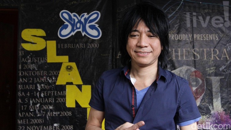 Grup band Slank menggelar jumpa pers tentang kondisi kesehatan Abdee Negara di Gang Potlot, Pasar Minggu, Minggu (22/3/2015). Slank tetap dalam formasi yang sama. Meski sakit Abdee juga tetap memperoleh bagian yang sama dari honor manggung yang mereka jalani. Abdee vakum sementara dari aktivitas manggung Slank. Keempat personel Slank tetap memberi dukungan pada Abdee. Kini Abdee harus menjalani cuci darah seminggu dua kali.