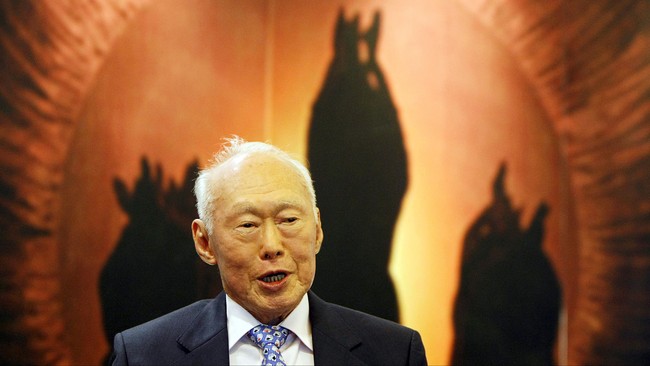 Lee Kuan Yew menciptakan Singapura sebagai model negara pertumbuhan ekonomi tanpa demokrasi. "Saya tak butuh resep dari ahli teori demokrasi".