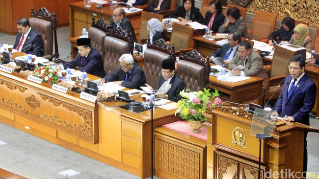 Peneliti Forum Masyarakat Peduli Parlemen Indonesia (Formappi) Djadijono mengamati DPR sering memberikan rekomendasi yang mengambang dan tidak tegas. 
