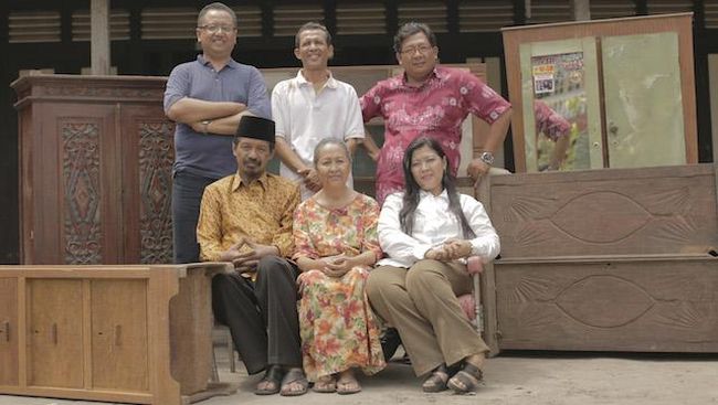 Di keluarga Wregas Bhanuteja, lemari dijadikan harta warisan paling berharga. Wregas memang mewarisi kesaktiannya. Berkat itu, ia lulus sarjana dan jadi jawara.