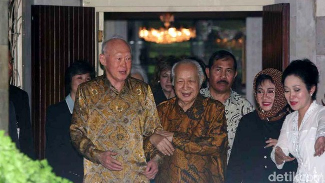 Kedua kakak beradik ini malah berkicau soal konflik Golkar di hari bapaknya lengser 17 tahun lalu.