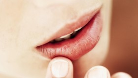 Jangan Basahi Bibir Kering dengan Air Liur Saat Berpuasa