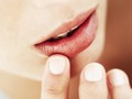Jangan Basahi Bibir Kering dengan Air Liur Saat Berpuasa