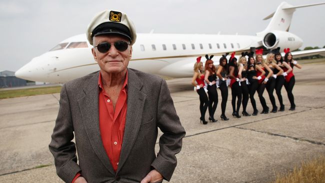 Dalam cuitannya di Twitter, Hugh Hefner mengatakan akan menghabiskan waktu bersama keluarga dan temannya menyaksikan film Casablanca.
