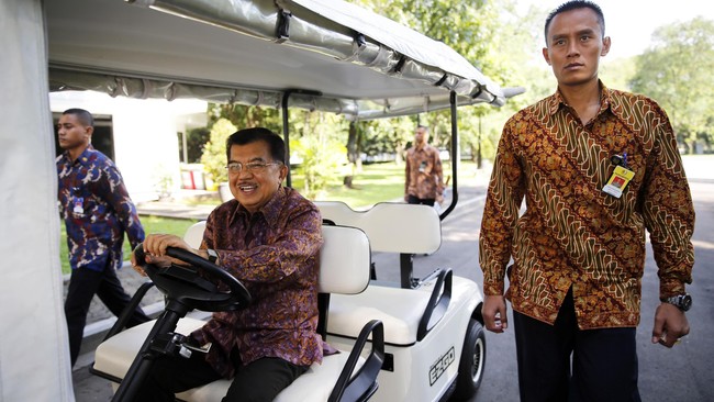 Wakil Presiden Jusuf Kalla terpaksa melakukan itu agar perebutan Fraksi Golkar tidak melebar ke mana-mana.