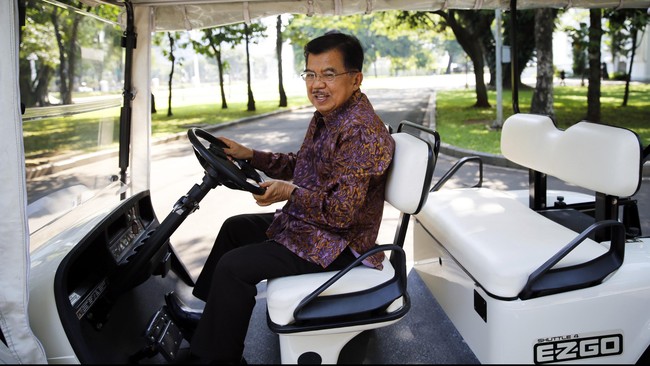 JK menggunakan pesawat kepresidenan bertolak ke Bandung untuk menjadi saksi dalam kasus perkara korupsi yang menjerat Irianto MS, bekas Bupati Indramayu.