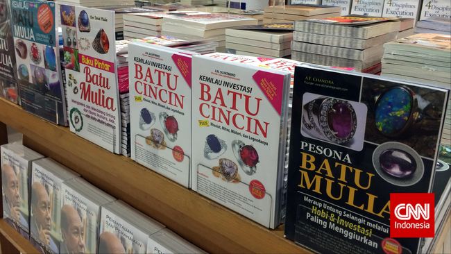 Batu akik juga menjadi fenomena di dunia perbukuan. Sejak batu cincin warna-warni itu jadi tren, buku-buku tentang informasi dan tutorial bisnisnya bermunculan.