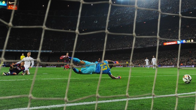 Penjaga gawang Barcelona, Claudio Bravo mendekati catatan prestasi seribu menit tanpa kebobolan usai mengalahkan Malaga 1-0, Minggu (30/8) dinihari WIB.