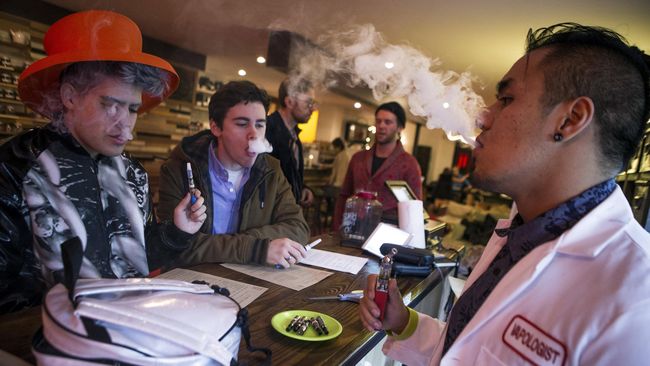 Vape atau rokok elektrik telah dikaitkan dengan sejumlah masalah pada paru-paru, termasuk kematian akibat penyakit paru.