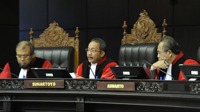 Suhartoyo pernah diperiksa KPK pada kasus suap uji materi UU Ternak, 16 Februari lalu. Ia kembali dipanggil untuk jelaskan proses pengambilan putusan.