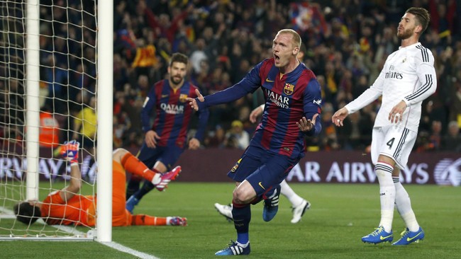 Real Madrid menciptakan banyak peluang di babak pertama. Namun, Barcelona unggul lebih dulu melalui gol Jeremy Mathieu pada menit ke-19.