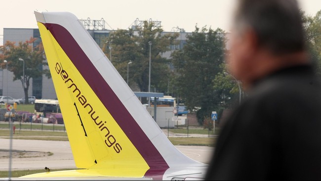 Kopilot Germanwings diduga sengaja menabrakkan pesawatnya ke lereng Pegunungan Alpen. Belum diketahui penyebabnya, tapi ia pernah menjalani perawatan psikologi.