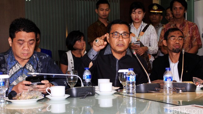 Sekretaris fraksi Partai Amanat Nasional Teguh Juwarno mengatakan PAN butuh penjelasan mengenai putusan Menkumham atas perkara dualisme di internal parpol.