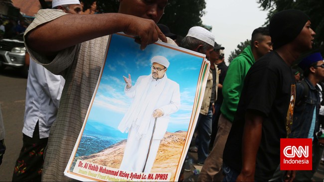Sejumlah pedagang memanfaatkan aksi demo penolakan Omnibus Law oleh ANAK NKRI untuk menjual poster pimpinan FPI Muhammad Rizieq Shihab pada Selasa (13/10).