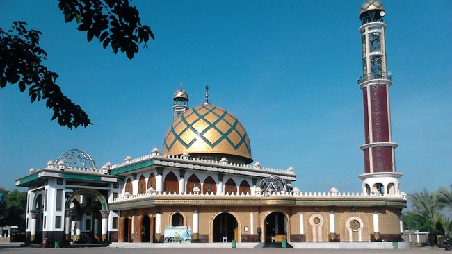 Masjid megah itu kini disita Komisi Pemberantasan Korupsi karena diduga terkait dengan kasus korupsi yang menjerat mantan Bupati Bangkalan, Fuad Amin Imron.