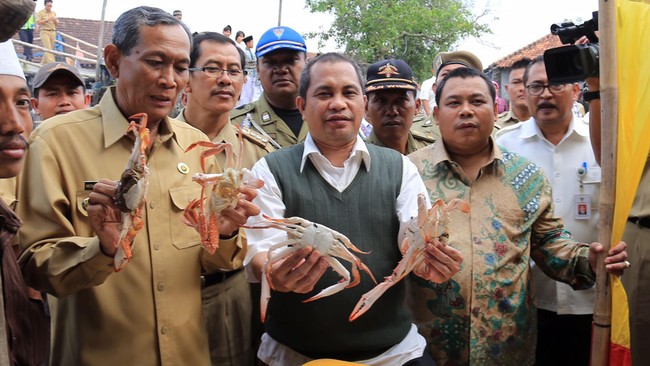 Menurut Menteri Desa, Pembangunan Daerah Tertinggal dan Transmigrasi dana desa bisa untuk pengadaan irigasi pedesaan dan pembangunan bak tampung air. 