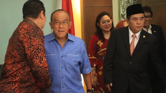 Ketua Fraksi Golkar di DPR Ade Komarudin akan menggeser 16 orang anggotanya yang ikut jumpa pers Agus Gumiwang, Ketua Fraksi Golkar yang ditunjuk Agung Laksono.