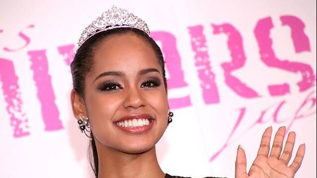 Beberapa orang mempertanyakan kapabilitas dan kemampuan Miss Universe Jepang, Ariana Miyamoto untuk memperkenalkan Jepang.