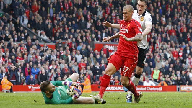 Aksi Martin Skrtel menginjak David De Gea tengah ditinjau kembali oleh FA, dan bek Liverpool asal Slovakia itu terancam hukuman mirip yang diterima Diego Costa.