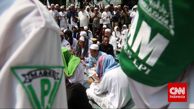 Forum Umat Muslim tadi malam menggelar razia kendaraan yang akan masuk ke Taman Ismail Marzuki, Jakarta untuk mencari Bupati Purwakarta Dedi Mulyadi.