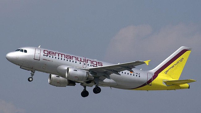Pesawat Germanwings itu membawa 142 penumpang, dua pilot dan empat awak kabin. PM Perancis mengatakan ia khawatir sekitar 150 orang tewas dalam kecelakaan.