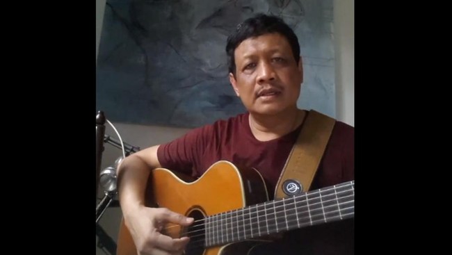 Pria kelahiran Madiun pada 5 Juni 1963 yang akrab disapa Cak Kardi ini sama sekali tidak memiliki latar belakang ekonomi dan dikenal sebagai pengamat politik.