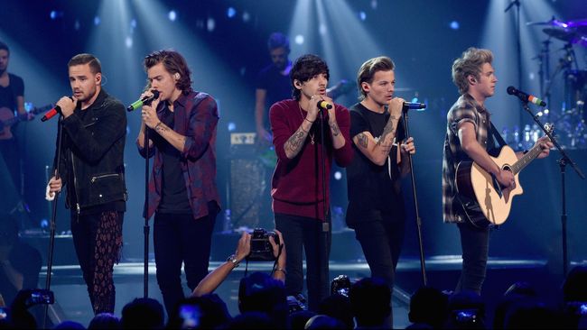 Lagu Best Song Ever memungkas kemeriahan konser One Direction di Gelora Bung Karno, malam ini, disertai gelegar kembang api.