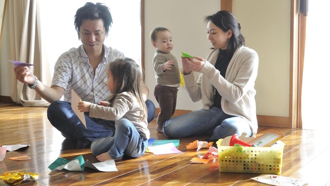 Orangtua memiliki peranan penting bagi anak. Menasehati anak dengan kata-kata tidaklah mudah. Hal apa saja yang harus diperhatikan ketika berbicara dengan anak