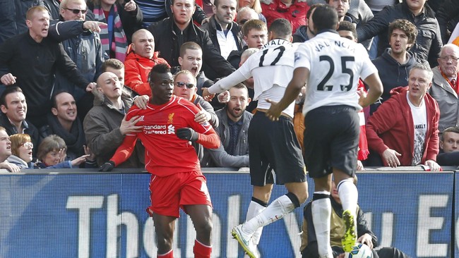 Balotelli awalnya ingin meluapkan emosi ke Smalling. Namun, badan Balotelli ditarik dua suporter Liverpool. Ketegangan antar kedua pemain pun bisa dicegah.