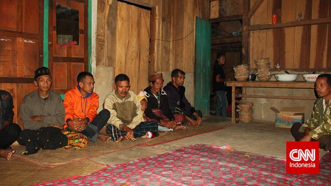 Malam yang bising, berganti kedamaian di pagi yang dingin. Bukit-bukit di Desa Lengko Ajang masih berselimutkan kabut tipis saat matahari mulai menyapa. 