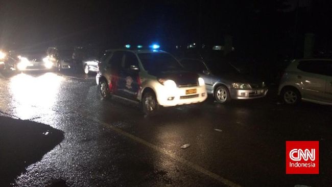 Banyaknya mobil yang datang dan tidak parkir di tempat yang sudah disediakan membuat kepadatan di jalan dalam kawasan Senayan menjadi kacau.