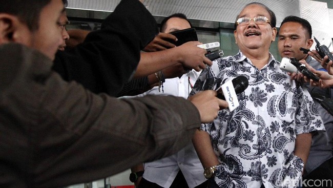 Bekas anggota Komisi VIII DPR Zulkarnaen Djabar mengaku ditanyai penyidik KPK seputar kecurangan dalam penyelenggaraan ibadah haji di Kementerian Agama.