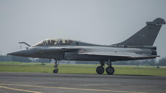 Pesawat TNI AU mengawal pendaratan jet tempur AS. Sebanyak 20 personel US Air Force yang selamat pada kejadian itu kini menunggu suku cadang dari markas mereka.