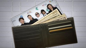 Isi Dompet One Direction
