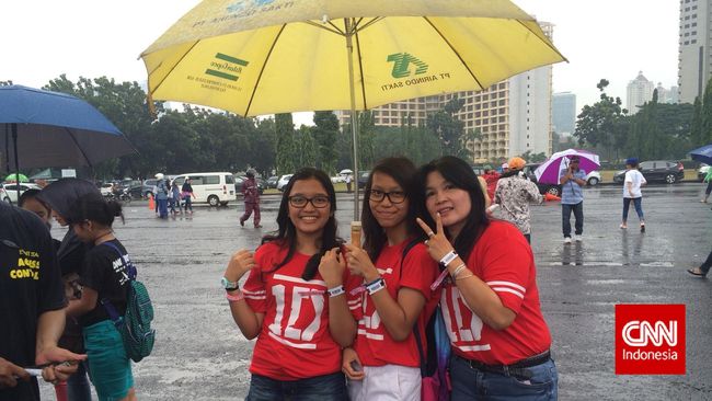 Penonton konser One Direction yang berusia di bawah 16 dan 12 tahun, wajib ditemani orang dewasa. Para orang tua pun rela berdesakan demi anaknya.