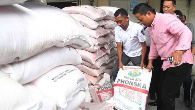 Polisi berhasil mengungkap keberadaan pabrik pupuk palsu di Sukabumi berkat penyelidikan panjang selama hampir dua bulan.